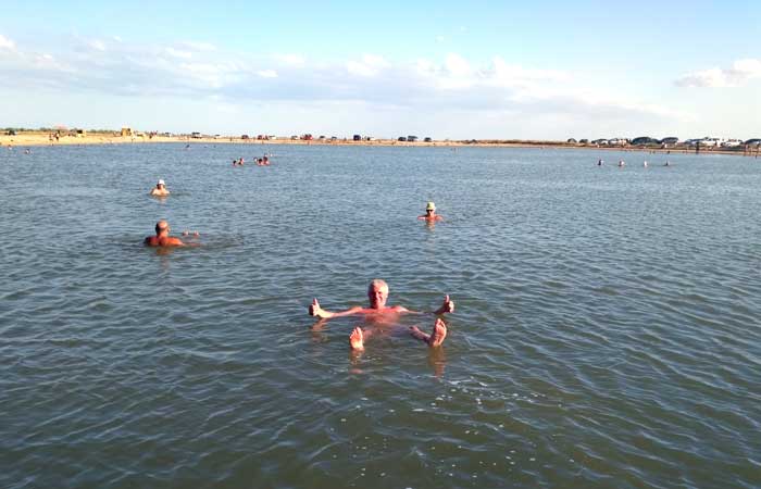 Solenoe-ozero-na-Arabatskoj-Strelke-Schastlivcevo